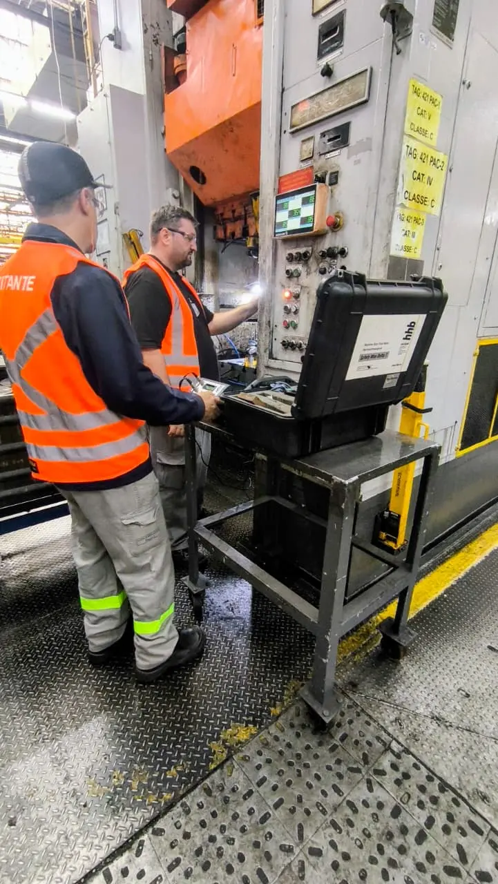 Equipe técnica realizando levantamento em máquina industrial