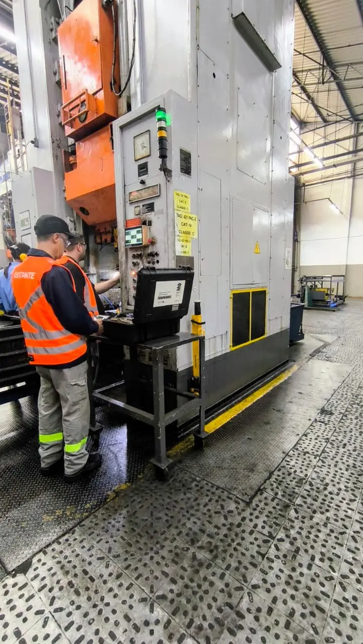 Levantamento técnico realizado em máquina industrial