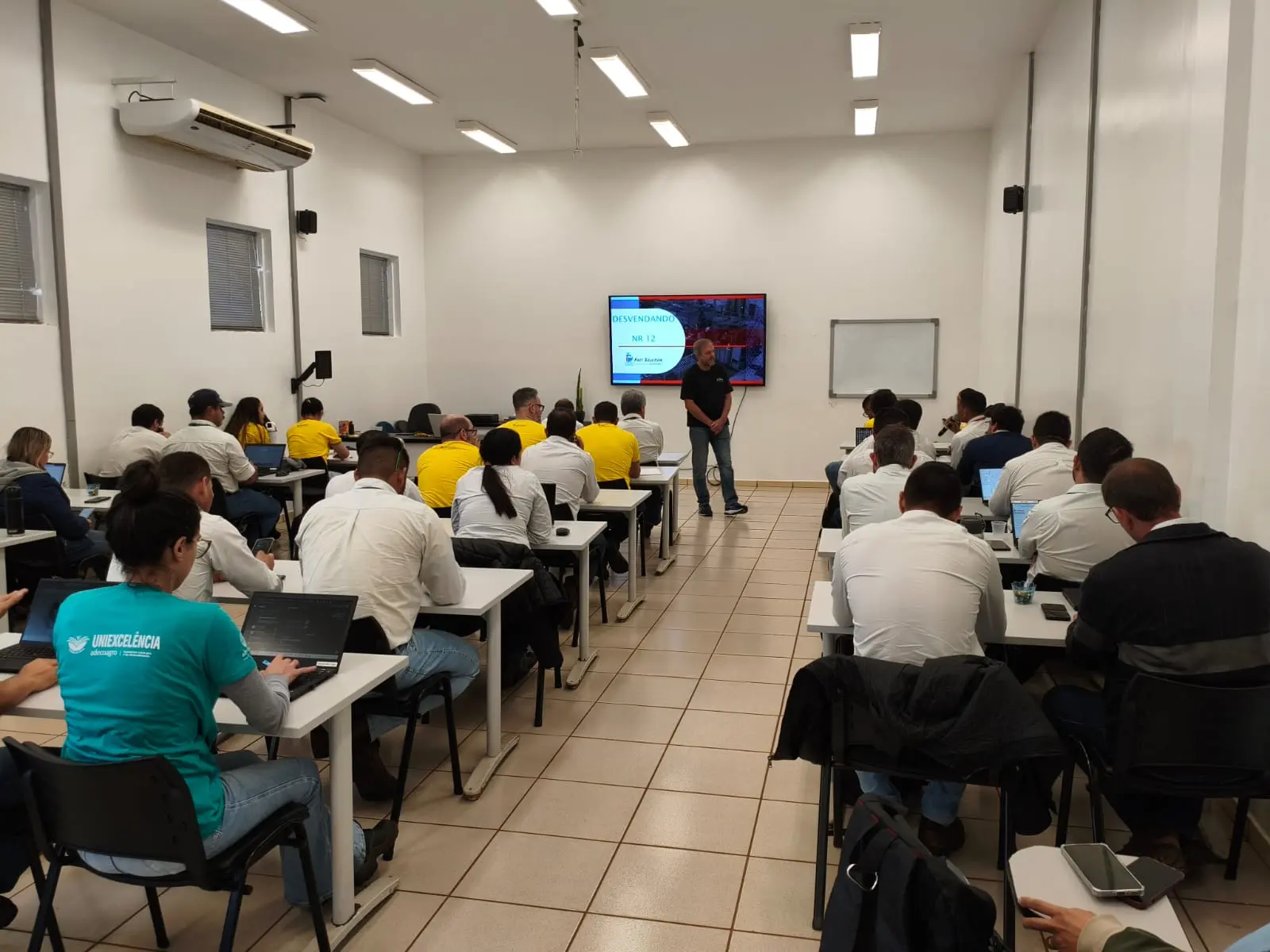 Turma durante treinamento de NR-12 ministrado pela Fast Solution