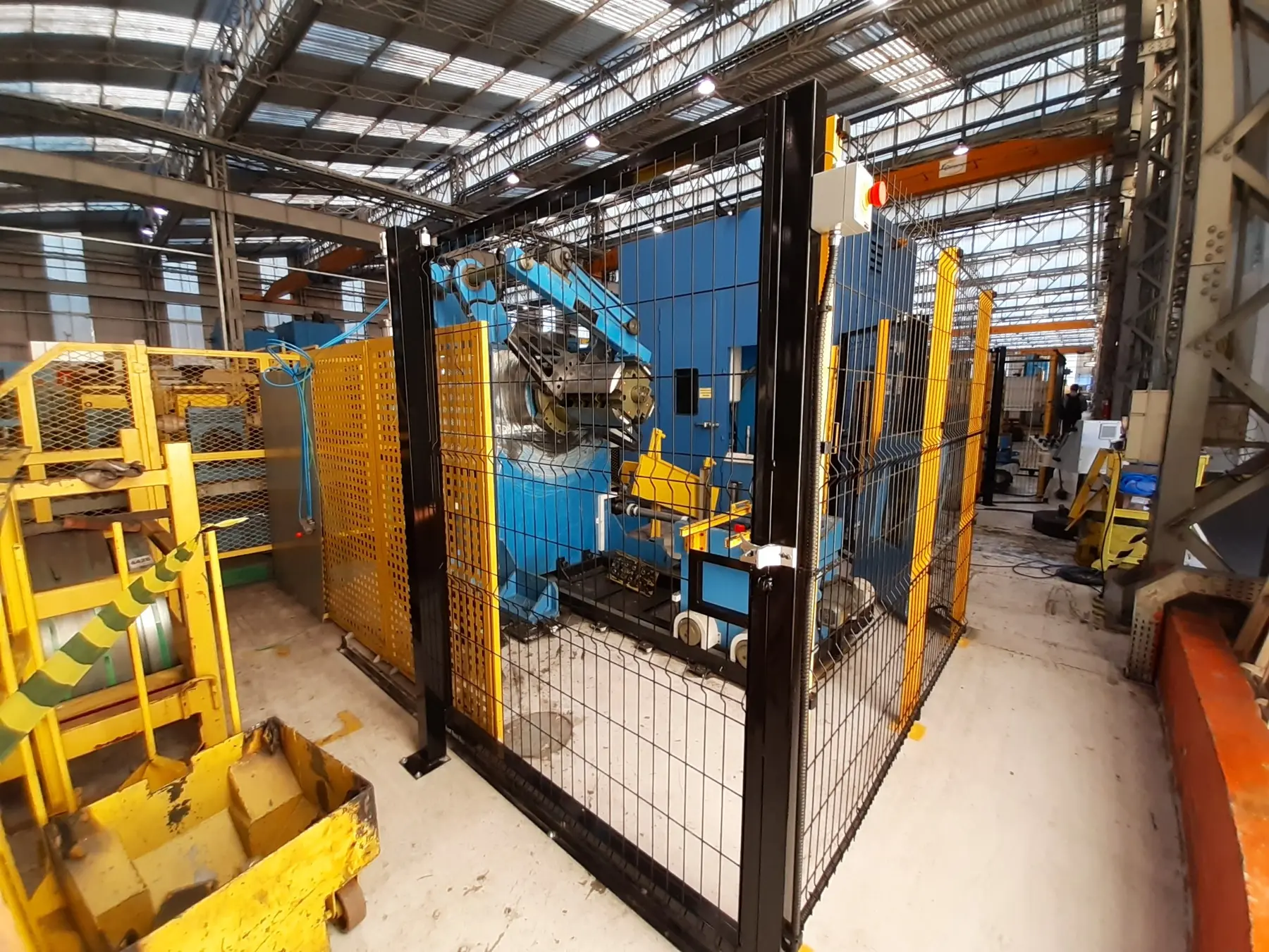 Proteção perimetral metálica em máquina industrial