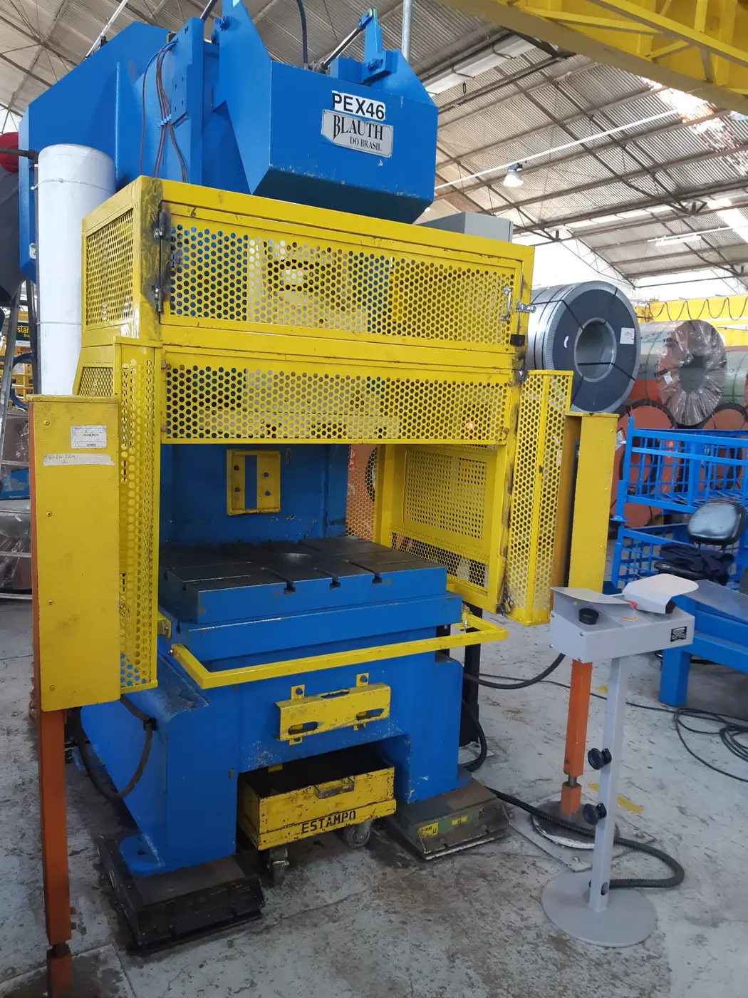 Prensa industrial com proteção mecânica
