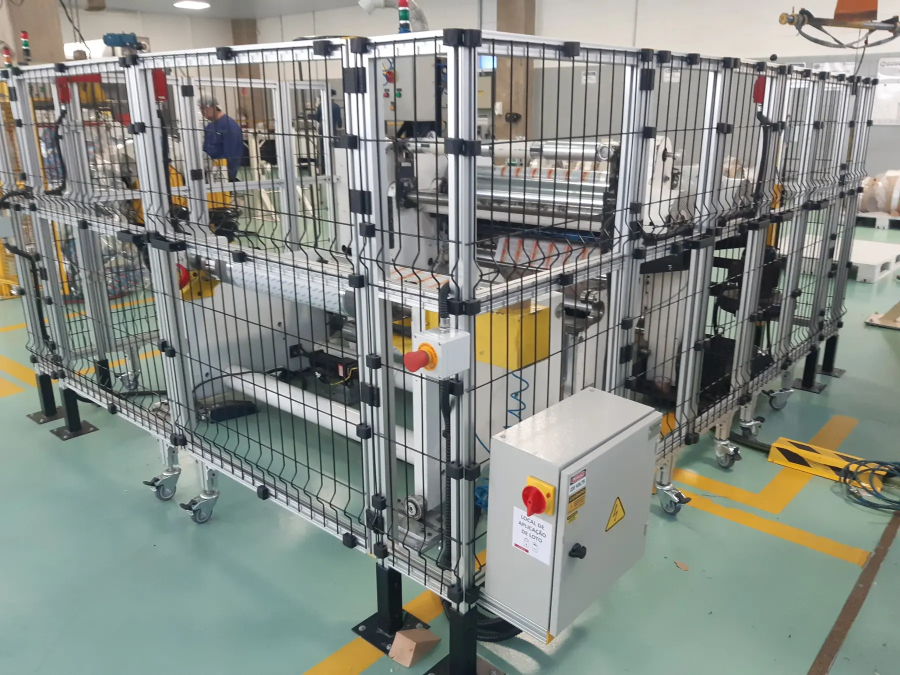 Célula industrial protegida por estrutura modular
