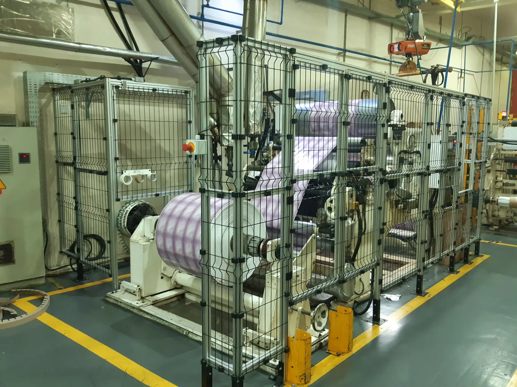 Proteção modular acompanhando linha industrial contínua
