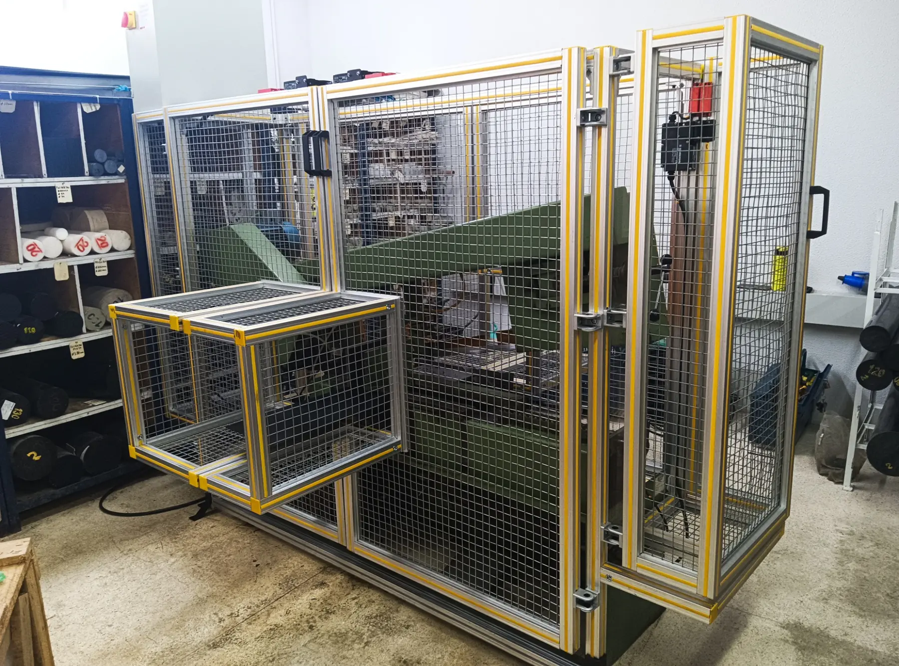 Proteção modular em perfis de alumínio instalada em máquina