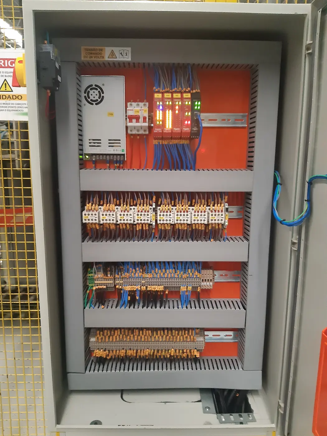 Painel elétrico de segurança montado pela Fast Solution